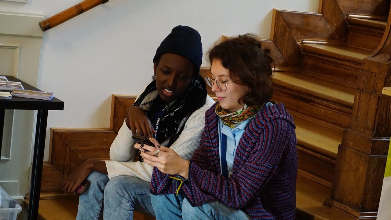 Zwei Teilnehmende sitzen zusammen und recherchieren.