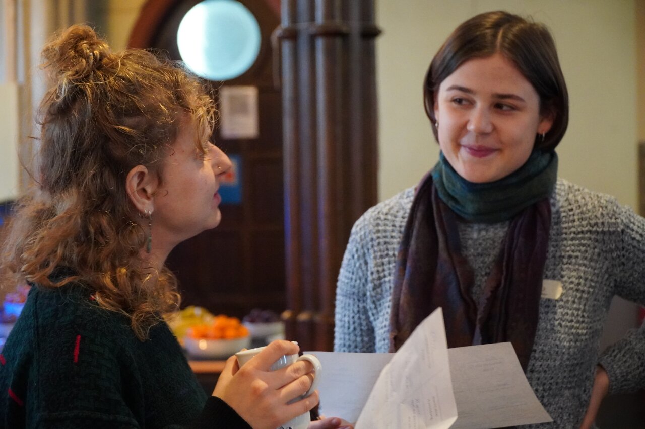 Zwei junge Menschen sind im Gespräch miteinander.