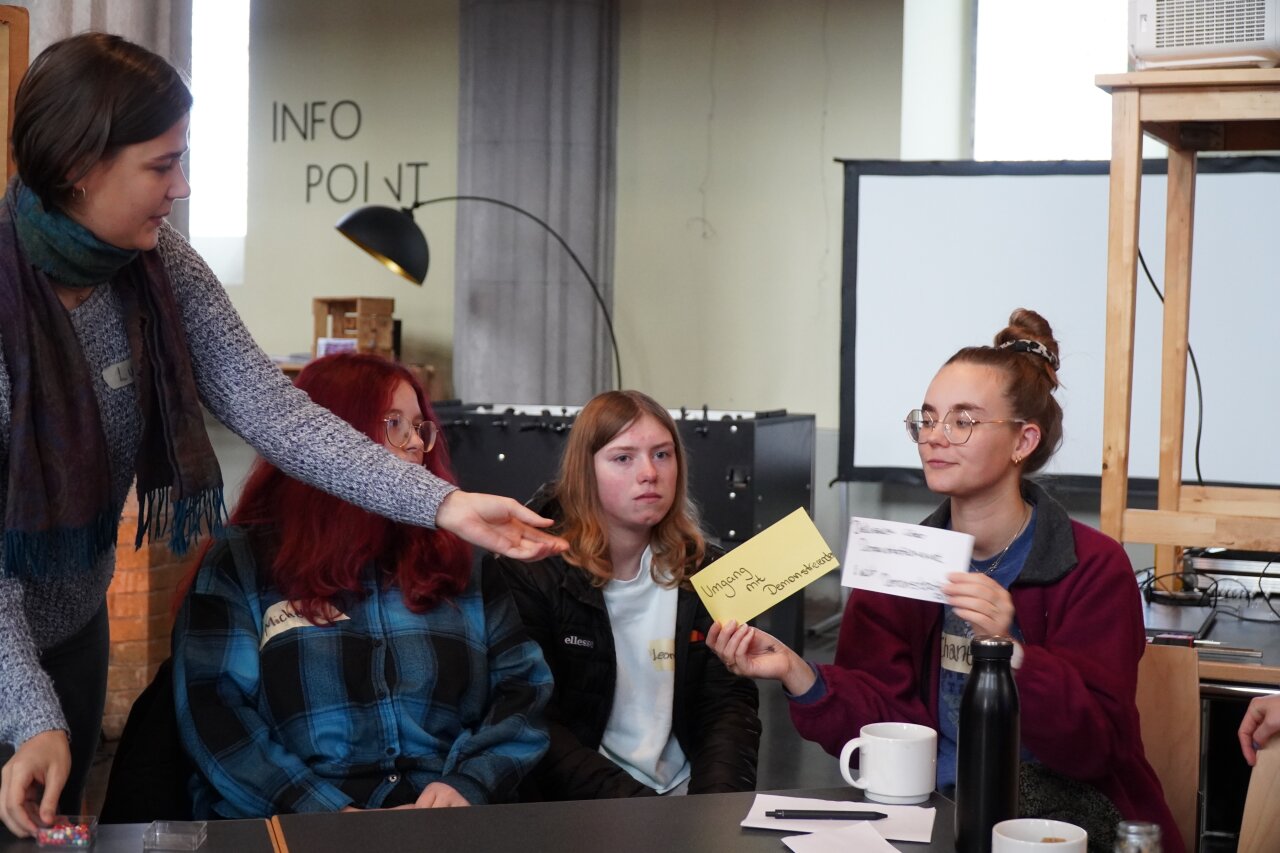 Beschriebene Karten werden zum Anpinnen weitergegeben.