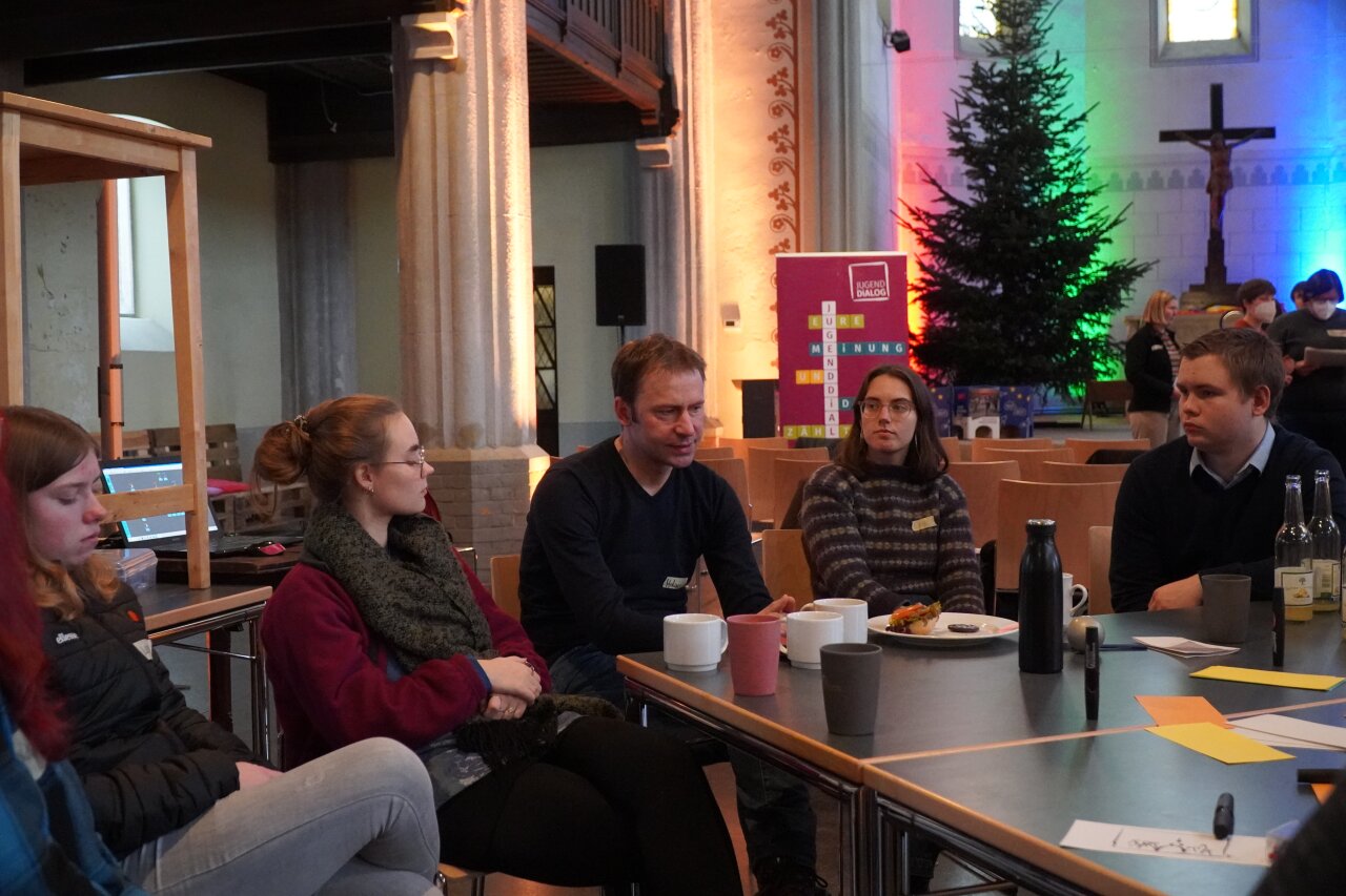 Holger Mann spricht mit einer Gruppe.