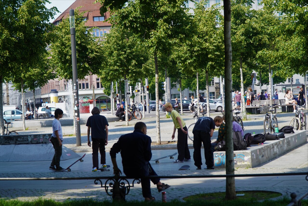 Skater*innen in der Stadt.