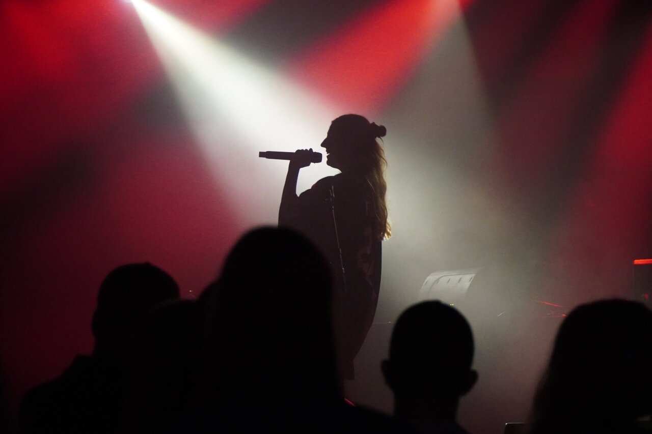 Die Sängerin Serenadeyou auf der Bühne.