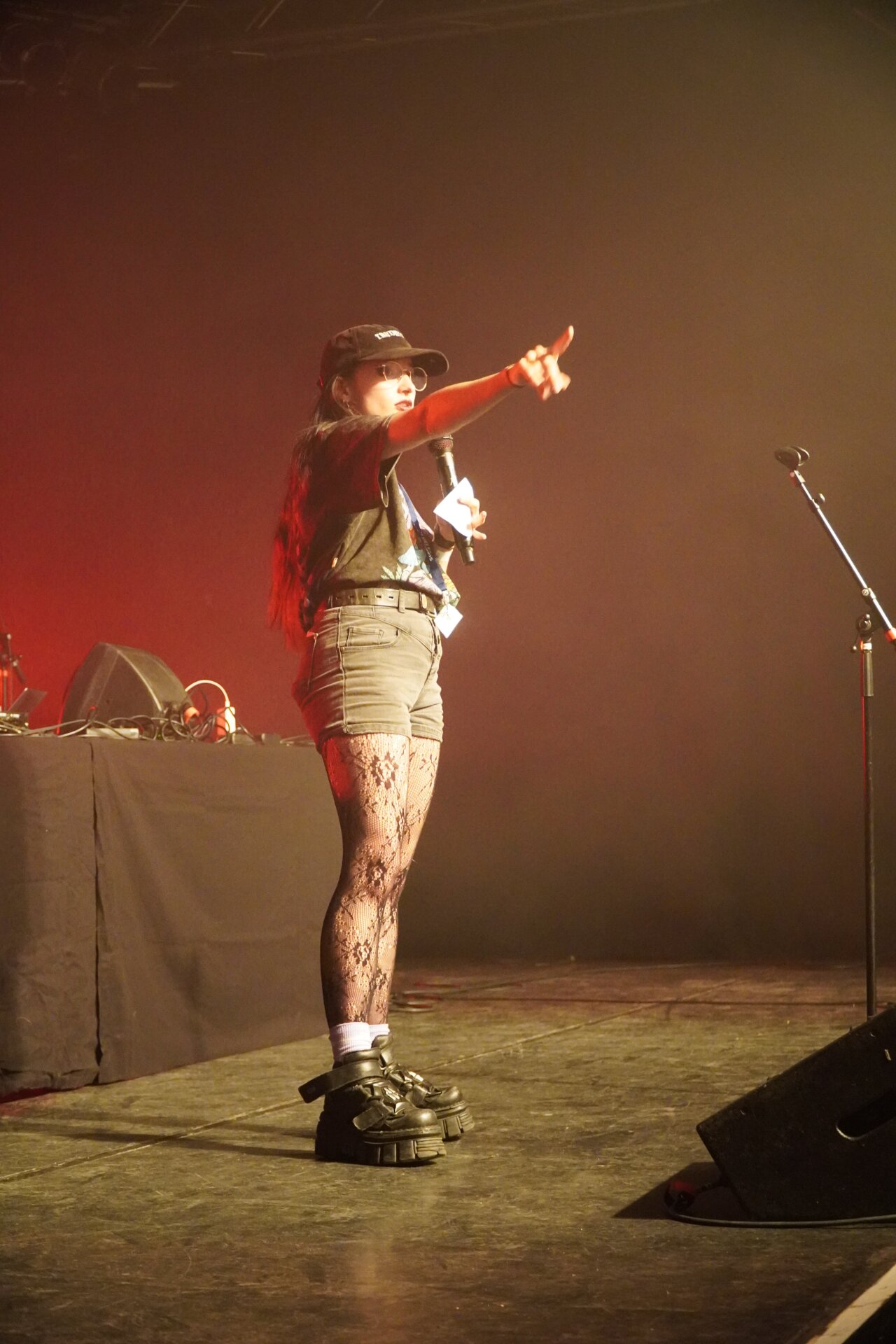 Patrizia moderiert auf der Bühne.