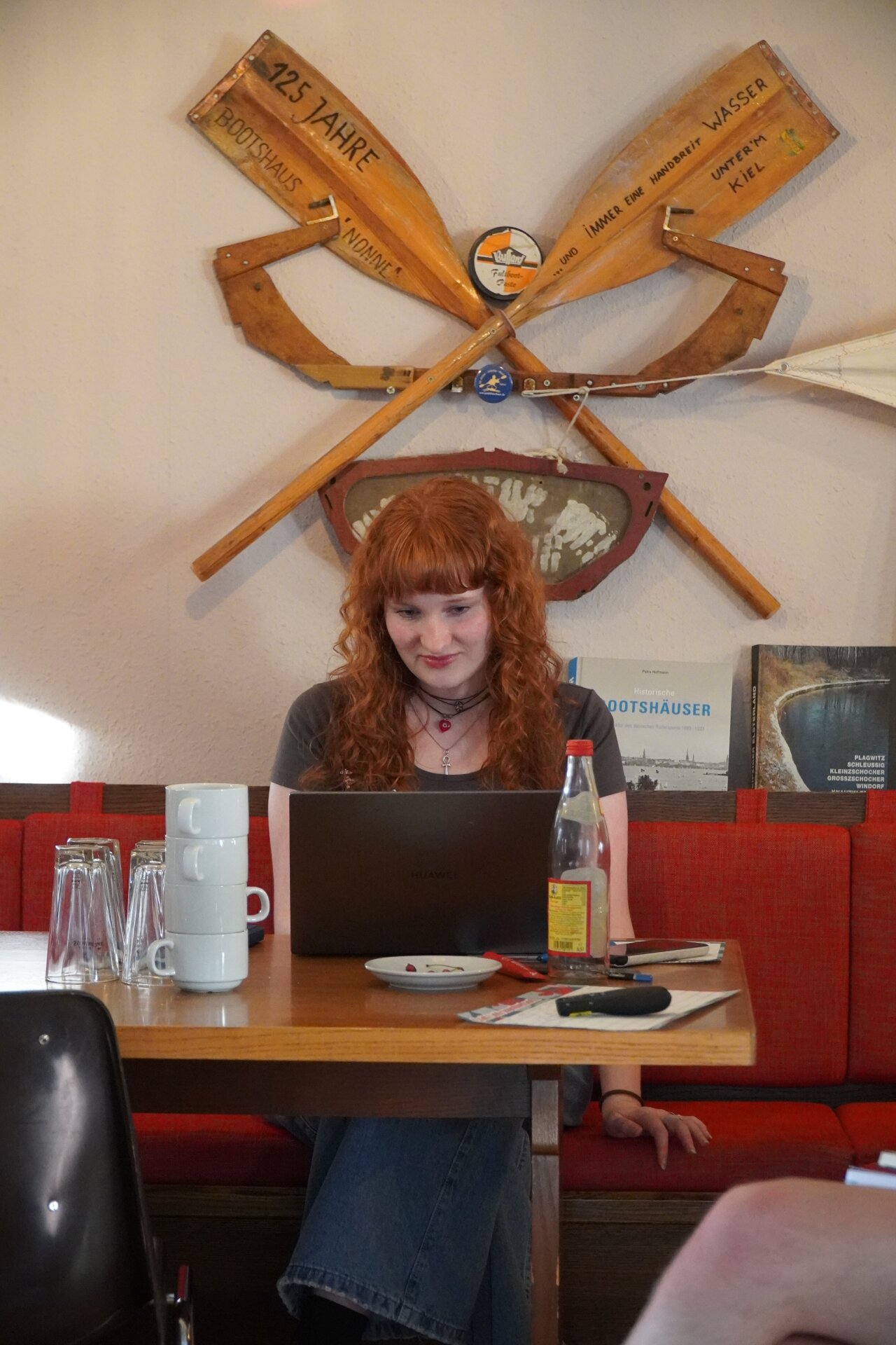 Gloria schreibt Protokoll.