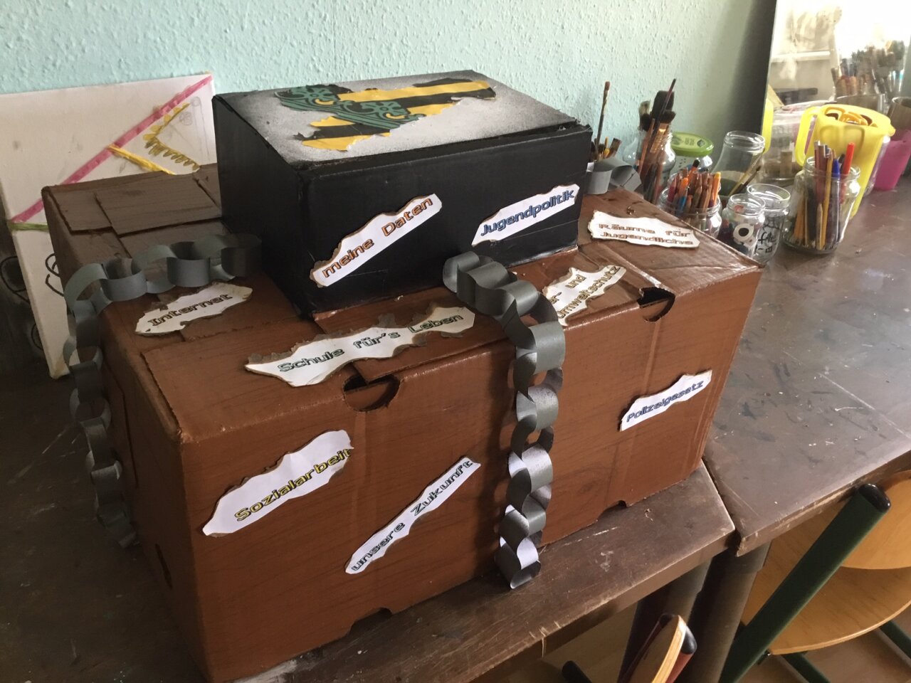 Selbst gebastelte Wahlurne aus dem Jugendclub Mölkau.